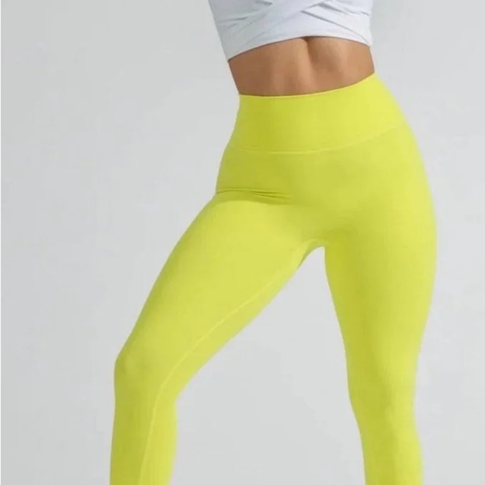 Buffbuny Legacy Leggings Charged Bright Yellow Size Medium, new with tag